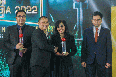 Direktur Utama IDClear (PT Kliring Penjamin Efek Indonesia) Iding Pardi berfoto dengan peraih penghargaan utama IDX Channel Anugerah Inovasi Indonesia 2022.