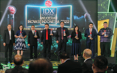 Direktur Utama IDClear (PT Kliring Penjamin Efek Indonesia) Iding Pardi berfoto dengan peraih penghargaan utama IDX Channel Anugerah Inovasi Indonesia 2022.