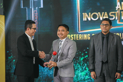 Direktur Pengembangan Bursa Efek Indonesia (BEI), Jeffry Hendrik berfoto bersama Peraih Penghargaan Terbaik IDX Channel Anugerah Indonesia (ICAII) 2022.