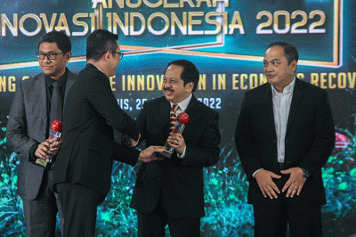 Direktur Pengembangan Bursa Efek Indonesia (BEI), Jeffry Hendrik berfoto bersama Peraih Penghargaan Terbaik IDX Channel Anugerah Indonesia (ICAII) 2022.