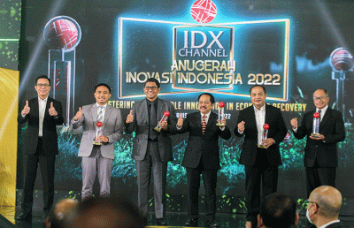 Direktur Pengembangan Bursa Efek Indonesia (BEI), Jeffry Hendrik berfoto bersama Peraih Penghargaan Terbaik IDX Channel Anugerah Indonesia (ICAII) 2022.