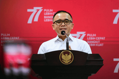 Presiden Joko Widodo menyampaikan sejumlah arahan kepada jajarannya terkait percepatan transformasi digital pengadaan barang dan jasa.