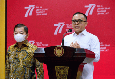 Presiden Joko Widodo menyampaikan sejumlah arahan kepada jajarannya terkait percepatan transformasi digital pengadaan barang dan jasa.