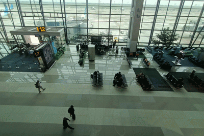 Sejumlah penumpang mengantre sebelum pemberangkatan di Terminal 2 Bandara Soekarno Hatta, Tangerang, Banten, Kamis (25/8/2022).