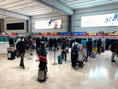 Sejumlah penumpang mengantre sebelum pemberangkatan di Terminal 2 Bandara Soekarno Hatta, Tangerang, Banten, Kamis (25/8/2022).