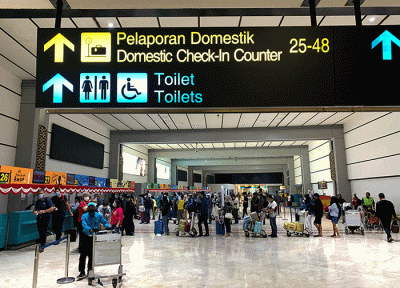 Sejumlah penumpang mengantre sebelum pemberangkatan di Terminal 2 Bandara Soekarno Hatta, Tangerang, Banten, Kamis (25/8/2022).