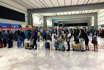 Sejumlah penumpang mengantre sebelum pemberangkatan di Terminal 2 Bandara Soekarno Hatta, Tangerang, Banten, Kamis (25/8/2022).