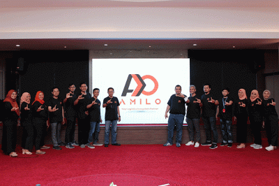Co Founder & CEO AMILO Indonesia Ahmad Muhamad (kanan), menjelaskan seputar fasilitas AMILO dalam acara Customer Gathering & Rebranding, di Surabaya.