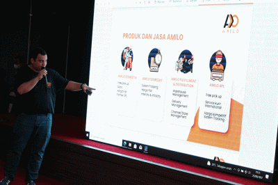 Co Founder & CEO AMILO Indonesia Ahmad Muhamad (kanan), menjelaskan seputar fasilitas AMILO dalam acara Customer Gathering & Rebranding, di Surabaya.