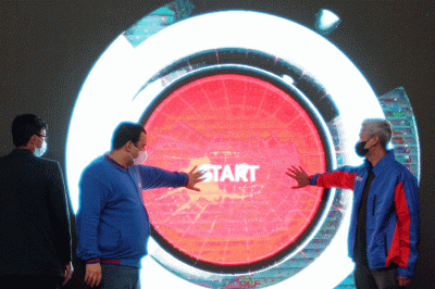 Co Founder & CEO AMILO Indonesia Ahmad Muhamad (kanan), menjelaskan seputar fasilitas AMILO dalam acara Customer Gathering & Rebranding, di Surabaya.