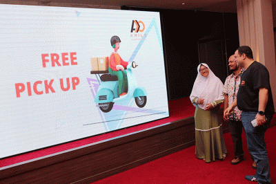 Co Founder & CEO AMILO Indonesia Ahmad Muhamad (kanan), menjelaskan seputar fasilitas AMILO dalam acara Customer Gathering & Rebranding, di Surabaya.