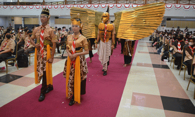 Mahasiswa memperlihatkan hasil anyaman Perisai Pancasila di Auditorium Kampus Unnes Gunungpati Semarang, Jawa Tengah, Sabtu (27/8/2022).