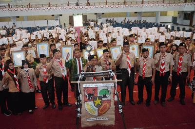 Mahasiswa memperlihatkan hasil anyaman Perisai Pancasila di Auditorium Kampus Unnes Gunungpati Semarang, Jawa Tengah, Sabtu (27/8/2022).