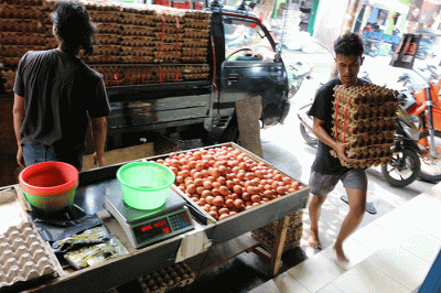 Pedagang menata telur di kawasan Pasar Serdang Kemayoran, Jakarta, Sabtu (27/8/2022).