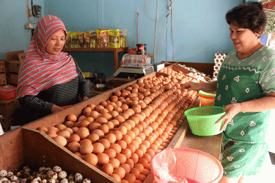 Pedagang menata telur di kawasan Pasar Serdang Kemayoran, Jakarta, Sabtu (27/8/2022).