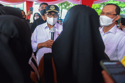Menhub Budi Karya Sumadi didampingi Wali Kota Palembang Harnojoyo mencoba tambahan armada baru angkot listrik feeder Musi Emas.
