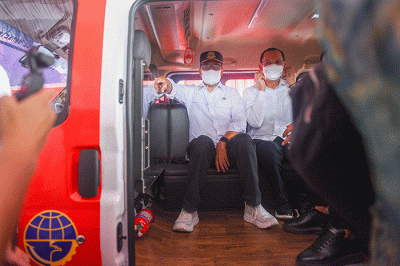Menhub Budi Karya Sumadi didampingi Wali Kota Palembang Harnojoyo mencoba tambahan armada baru angkot listrik feeder Musi Emas.