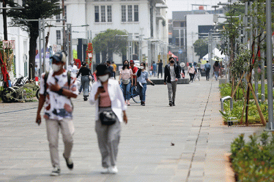 Warga saat berwisata di pedestrian Kota Tua, Jakarta, Sabtu (27/8/2022).
