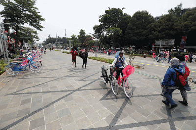 Warga saat berwisata di pedestrian Kota Tua, Jakarta, Sabtu (27/8/2022).