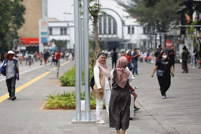 Warga saat berwisata di pedestrian Kota Tua, Jakarta, Sabtu (27/8/2022).