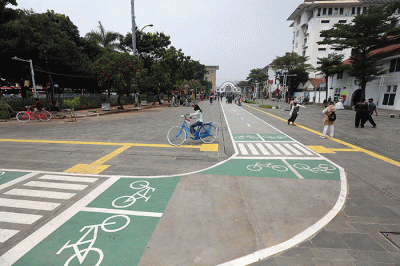 Warga saat berwisata di pedestrian Kota Tua, Jakarta, Sabtu (27/8/2022).