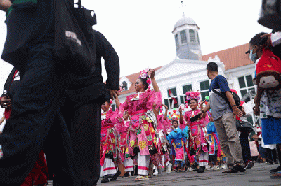 Sejumlah penari tradisional betawi menghibur wisatawan di arena Festival Batavia Kota Tua di Jakarta, Sabtu (27/8/2022).