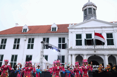 Sejumlah penari tradisional betawi menghibur wisatawan di arena Festival Batavia Kota Tua di Jakarta, Sabtu (27/8/2022).