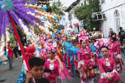Sejumlah penari tradisional betawi menghibur wisatawan di arena Festival Batavia Kota Tua di Jakarta, Sabtu (27/8/2022).