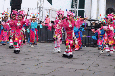 Sejumlah penari tradisional betawi menghibur wisatawan di arena Festival Batavia Kota Tua di Jakarta, Sabtu (27/8/2022).