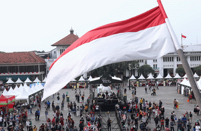 Sejumlah penari tradisional betawi menghibur wisatawan di arena Festival Batavia Kota Tua di Jakarta, Sabtu (27/8/2022).