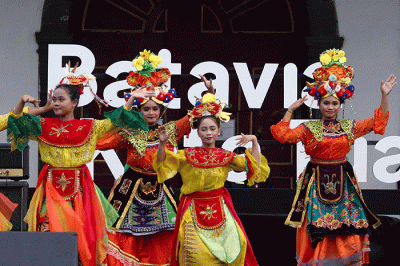 Sejumlah penari tradisional betawi menghibur wisatawan di arena Festival Batavia Kota Tua di Jakarta, Sabtu (27/8/2022).