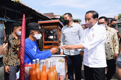 Mengawali rangkaian kunjungan kerja di Provinsi Jawa Barat, Presiden Joko Widodo didampingi Ibu Iriana Joko Widodo mengunjungi Pasar Cicaheum.