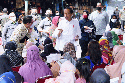 Mengawali rangkaian kunjungan kerja di Provinsi Jawa Barat, Presiden Joko Widodo didampingi Ibu Iriana Joko Widodo mengunjungi Pasar Cicaheum.