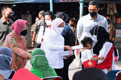Mengawali rangkaian kunjungan kerja di Provinsi Jawa Barat, Presiden Joko Widodo didampingi Ibu Iriana Joko Widodo mengunjungi Pasar Cicaheum.