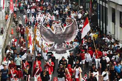 Ratusan warga kompak membawa Bendera Merah Putih sepanjang 1.700 meter di Jakarta, Minggu (28/8/2022).