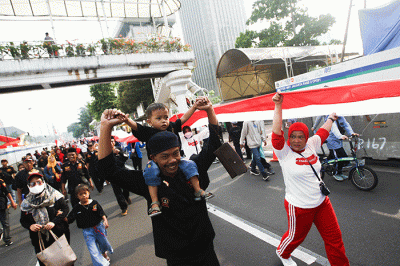 Ratusan warga kompak membawa Bendera Merah Putih sepanjang 1.700 meter di Jakarta, Minggu (28/8/2022).