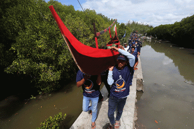 Kegiatan spektakuler Kenduri Bahari (Kendalikan, Lindungi dan Lestarikan), di Banyuwangi, Jawa Timur, Minggu (28/8/2022).