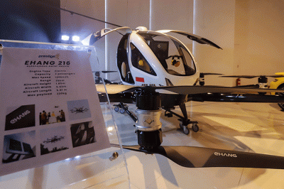 Pengunjung melihat mobil terbang EHang 216 AAV (Autonomous Aerial Vehicle) di Pop-up Showroom Prestige Motorcars, Lotte Shopping Avenue, Jakarta Selatan.
