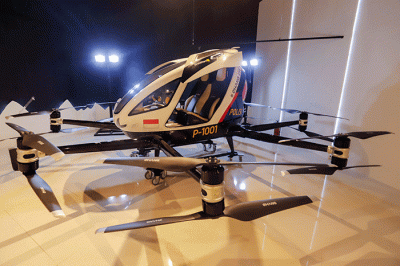 Pengunjung melihat mobil terbang EHang 216 AAV (Autonomous Aerial Vehicle) di Pop-up Showroom Prestige Motorcars, Lotte Shopping Avenue, Jakarta Selatan.
