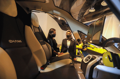 Pengunjung melihat mobil terbang EHang 216 AAV (Autonomous Aerial Vehicle) di Pop-up Showroom Prestige Motorcars, Lotte Shopping Avenue, Jakarta Selatan.