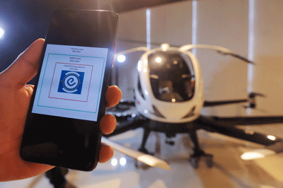 Pengunjung melihat mobil terbang EHang 216 AAV (Autonomous Aerial Vehicle) di Pop-up Showroom Prestige Motorcars, Lotte Shopping Avenue, Jakarta Selatan.