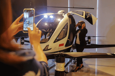 Pengunjung melihat mobil terbang EHang 216 AAV (Autonomous Aerial Vehicle) di Pop-up Showroom Prestige Motorcars, Lotte Shopping Avenue, Jakarta Selatan.