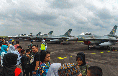 Ribuan warga Kota Palembang dan kabupaten/kota di Sumsel mendatangi open base Pangkalan TNI AU Sri Mulyono Herlambang untuk menyaksikan alutsista.