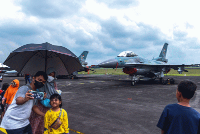 Ribuan warga Kota Palembang dan kabupaten/kota di Sumsel mendatangi open base Pangkalan TNI AU Sri Mulyono Herlambang untuk menyaksikan alutsista.