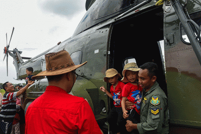 Ribuan warga Kota Palembang dan kabupaten/kota di Sumsel mendatangi open base Pangkalan TNI AU Sri Mulyono Herlambang untuk menyaksikan alutsista.