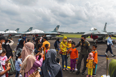 Ribuan warga Kota Palembang dan kabupaten/kota di Sumsel mendatangi open base Pangkalan TNI AU Sri Mulyono Herlambang untuk menyaksikan alutsista.