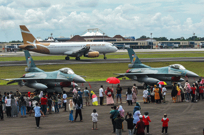 Ribuan warga Kota Palembang dan kabupaten/kota di Sumsel mendatangi open base Pangkalan TNI AU Sri Mulyono Herlambang untuk menyaksikan alutsista.