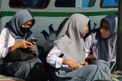 Para pelajar menaiki kapal sekolah sebagai transportasi air di Kepulauan Seribu Utara, Provinsi DKI Jakarta, Senin (29/8/2022).