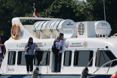 Para pelajar menaiki kapal sekolah sebagai transportasi air di Kepulauan Seribu Utara, Provinsi DKI Jakarta, Senin (29/8/2022).