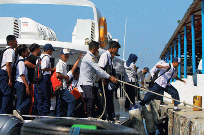 Para pelajar menaiki kapal sekolah sebagai transportasi air di Kepulauan Seribu Utara, Provinsi DKI Jakarta, Senin (29/8/2022).